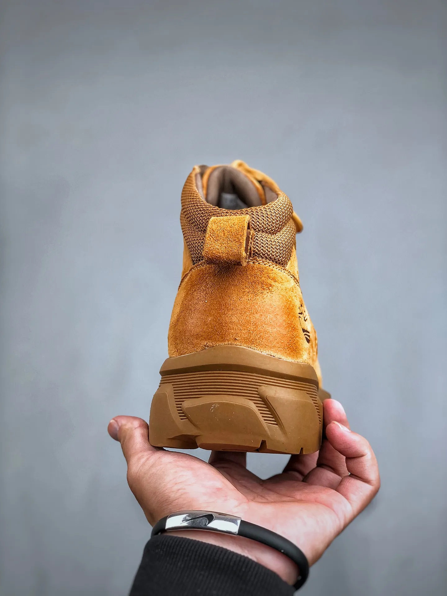 Local self-pickup💰560 supports store release. New goods🚀#Timberland Timberland/Timberland outdoor mid-cut casual rhubarb boots series. Guangdong factory quality. Original box and original packaging. The fabric is made of Italian 🇮🇹 top-grade frosted fine-grained cowhide. It is paired with anti-odor and anti-corrosion genuine leather latex insoles to give you a perfect wearing experience. High-quality and durable. A must-have for sportsmen. Specially designed to treat those who are not handsome. High-quality and first-class foot feel. Size: 38 39 40 41 42 43 44 (leather shoe size)